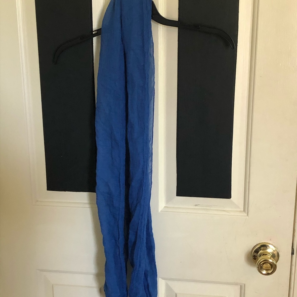 Blue circle scarf